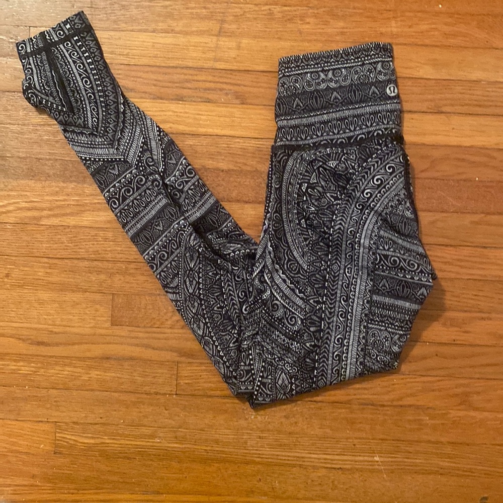 Black and white lululemon leggings